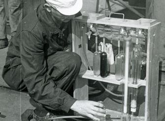 Pracownik wykonujący badania drogowe – lata 60.