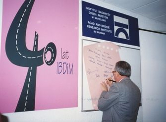 Pracownik IBDiM podpisuje się na okolicznościowym plakacie w trakcie obchodów 40-lecia IBDiM – lata 90.