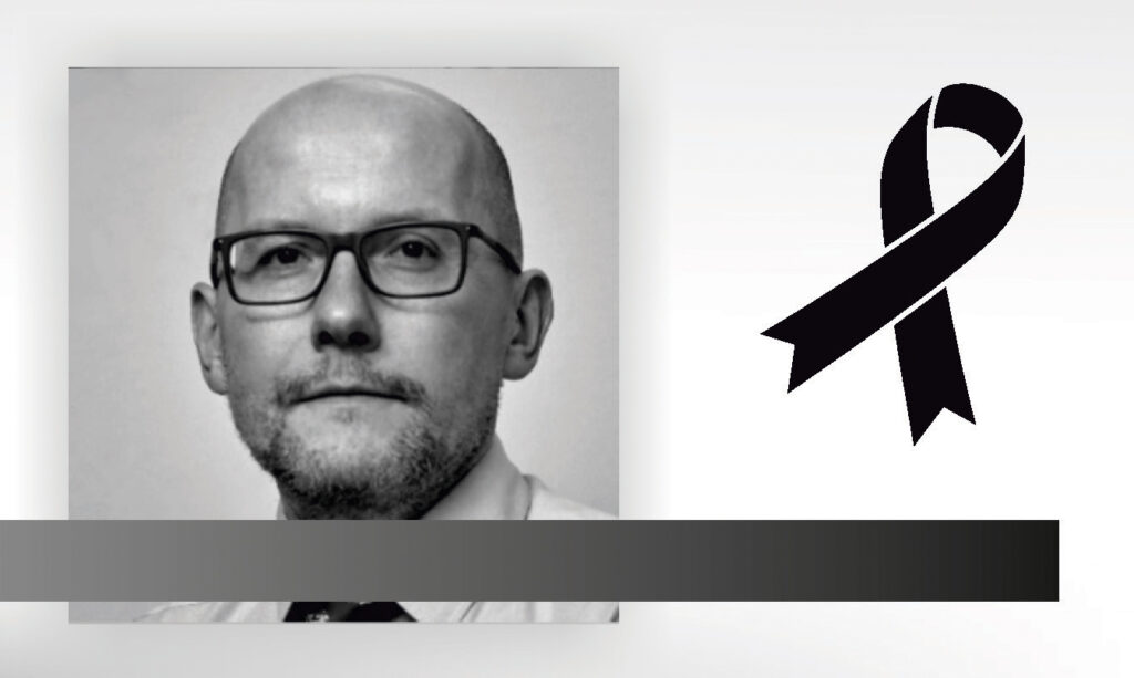 Grafika informacyjna - czarno - białe zdjęcie prof. dr. hab. inż. Adama Zofki z czarna wstążką