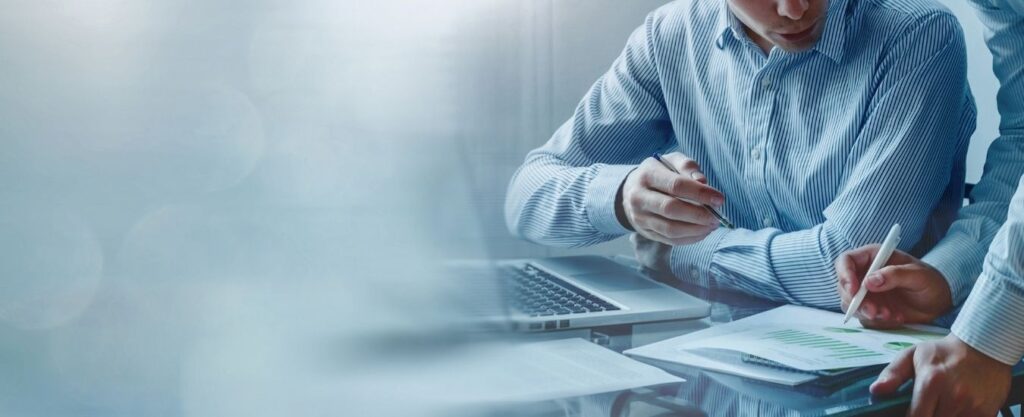 Dwie osoby pracują nad dokumentem – zdjęcie ilustracyjne