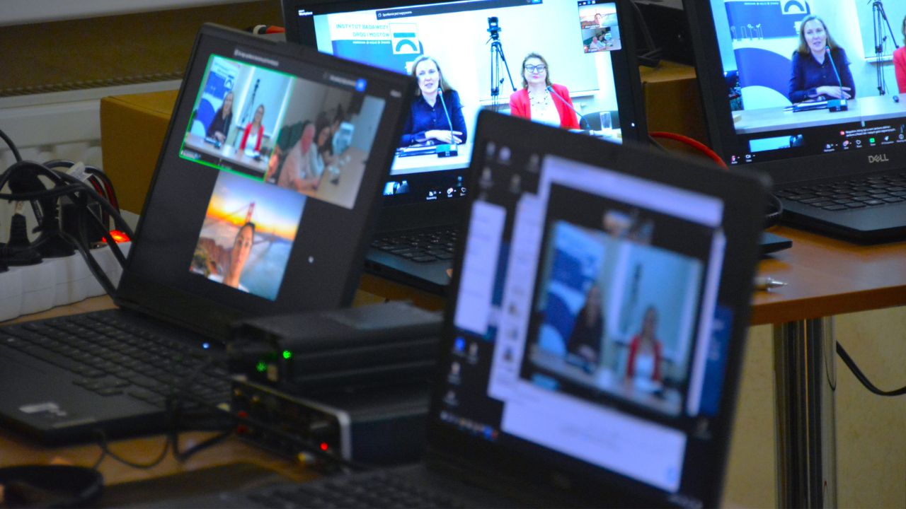 Ekrany laptopów obsługujących seminarium naukowe – grafika ilustracyjna