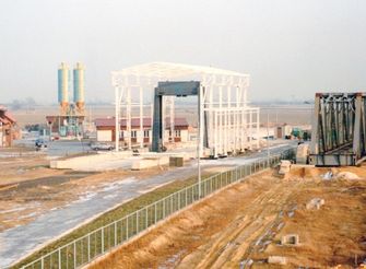 Konstrukcja hali badawczej Filii IBDiM w Żmigrodzie-Węglewie w trakcie budowy w latach 90.