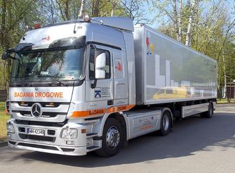 Duża ciężarówka Zakładu Diagnostyki Nawierzchni do badań drogowych.