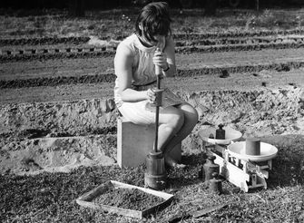 Pracowniczka IBDiM wykonuje badania geotechniczne – lata 60.