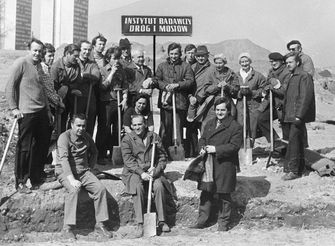 Grupa pracowników IBDiM pozuje do zdjęcia w trakcie czynu społecznego – lata 70.